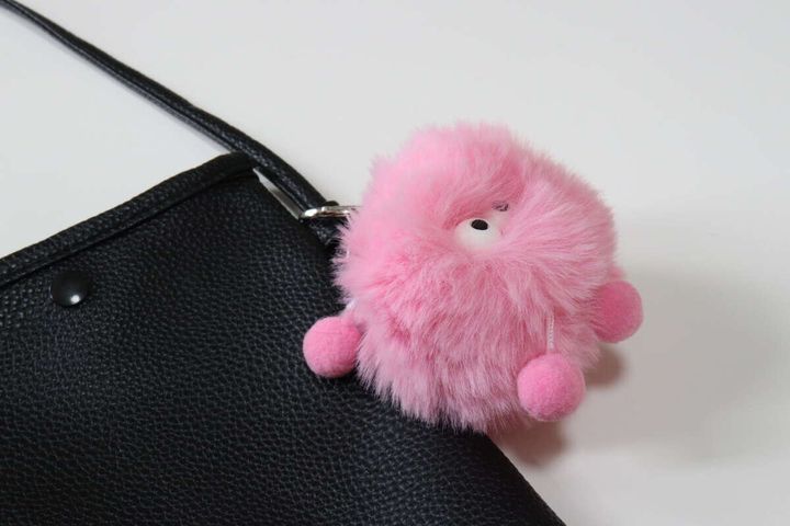 エコファーキーホルダー（ギョロ目モンスター、手足付、青、紫、桃） 使用例