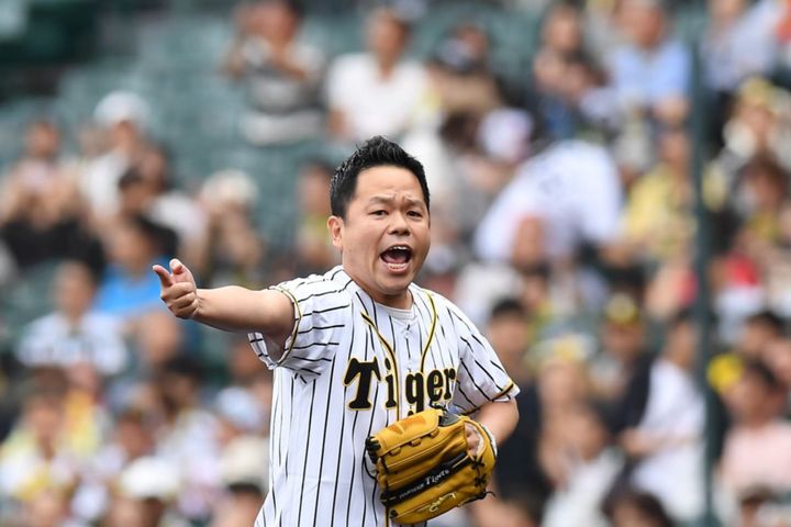 お笑いコンビ、ダイアンの津田篤宏さん（49）が3日、自身のXを更新。投稿では「声に出したり喋った内容がSNSに出てきたりおすすめに出てくるのはなんとなくわかるが、声に出さず頭で思ったことが出てくる時ない？ねぇ？ねぇ？」とつづりました。