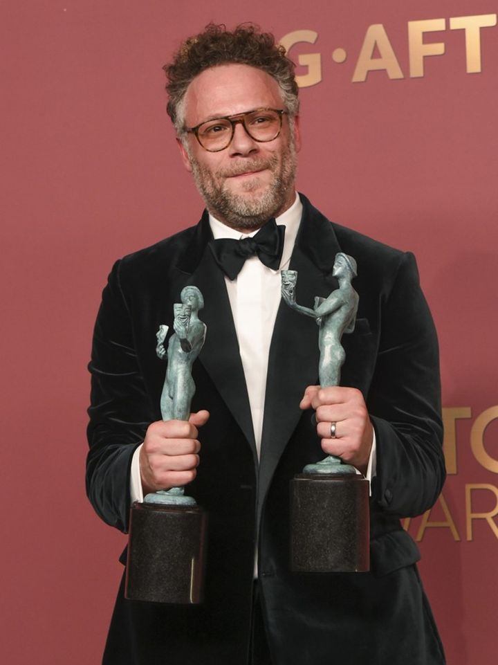 キャサリン・オハラさんの代わりに賞を受け取ったセス・ローゲン （C）AFLO width=