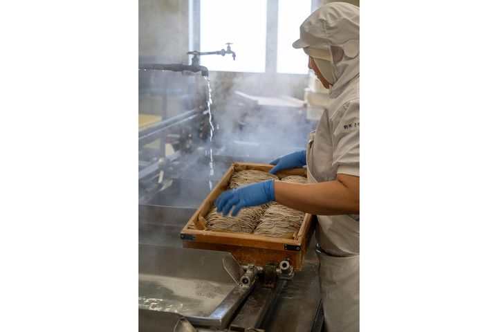 工場では茹で麺や蒸し麺も製造