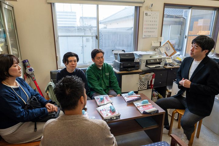 「中沢製麺」の中澤社長（右）を囲んでオリジナル麺の打ち合わせ