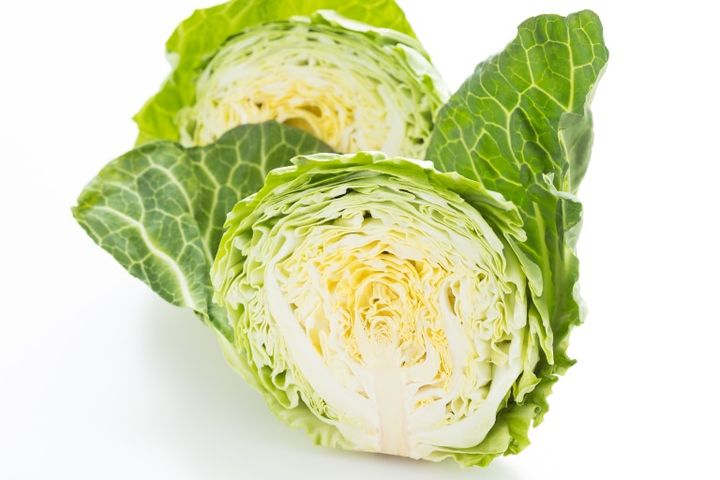 新鮮な春キャベツ 半分にカット 断面図
