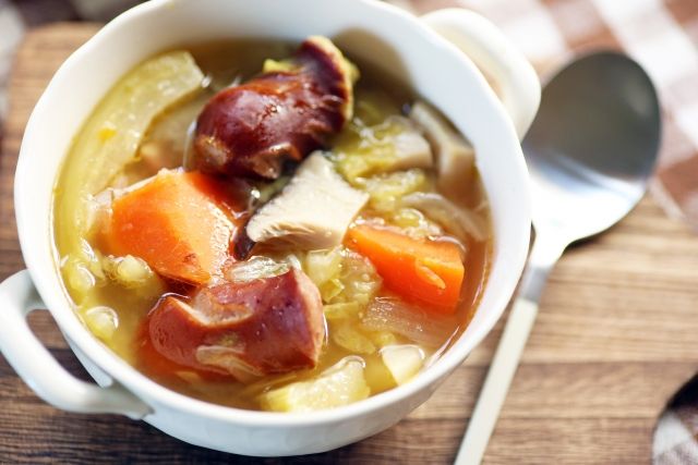 キャベツとベーコンのスープ