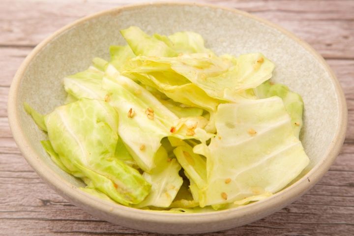 春キャベツのにんにく醤油和えイメージ 小皿に入ったちぎりキャベツ