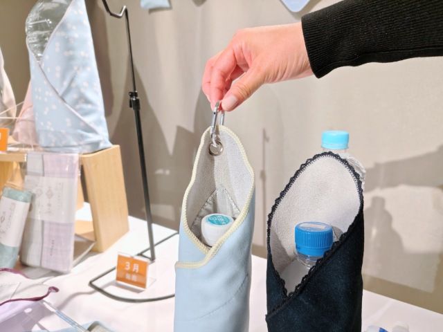 ライフソリューションブランド「KEYUCA」 2026年2月4日（水）2026年春の新作発表会」巻くだけ保冷クロス（カラビナ付）