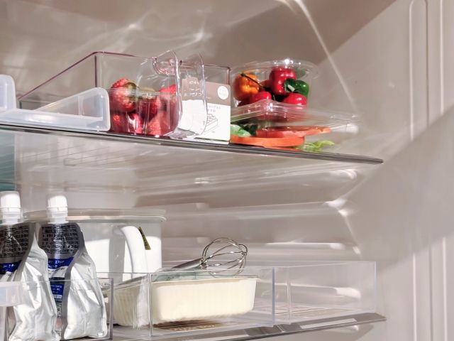 ライフソリューションブランド「KEYUCA」 2026年2月4日（水）2026年春の新作発表会」整理収納アドバイザー・中山真由美さんによる新生活収納術の様子（ハンドル付きクリアストッカー）