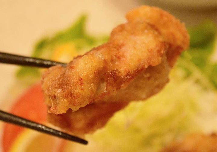 鶏の皮部分の衣はガリガリとした食感で、噛むたびに心地よい音とともに香ばしさが広がります。