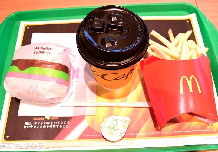 今回はサイドメニューを「マックフライポテト Mサイズ」で、ドリンクは「プレミアムローストコーヒーMサイズ」で注文してみました。