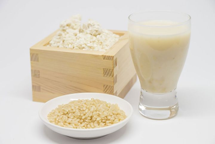 米麹甘酒は、ごはん・米麹を温水で発酵させたもの。アルコールはほとんど含まれず（1％未満）、ブドウ糖が多いためエネルギー補給源になります。