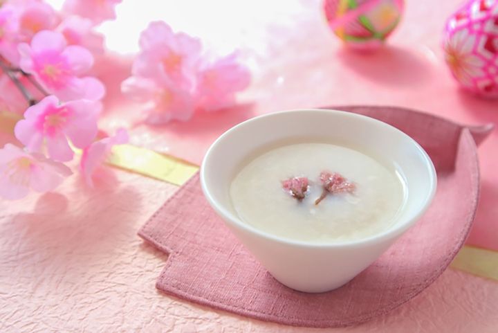 白酒の起源は、桃の木に宿る不老長寿パワーを授かるために飲まれた桃花酒と言われています。