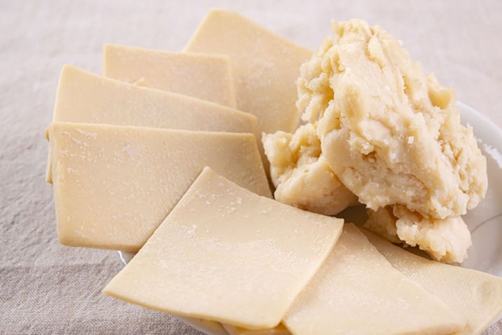 酒粕甘酒は、写真のような板状やバラ状の酒粕をお湯に溶かしてつくります。アルコール分を含み、たんぱく質と食物繊維が豊富です。