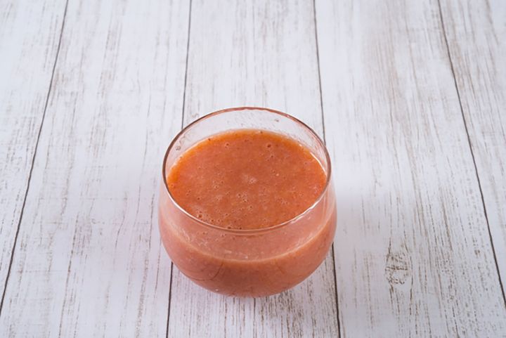 米麹甘酒に、イチゴなど季節のフルーツやと組み合わせたスムージーもおすすめ。ビタミンC補給も兼ねられます。