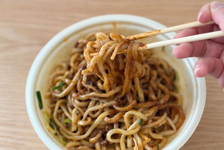 900kcal超で食べ応えも十分！【セブン】辛くてクセになる汁なし麺