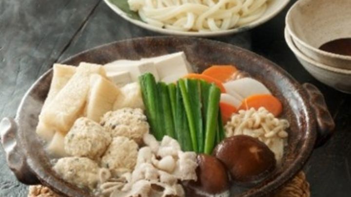 驚くべきはそのラインアップ。お鍋セットやブイヤベース、おでんの盛り合わせ、さらにはお寿司や食後のデザートまで、選ぶのに迷ってしまうほどの充実ぶりです。 毎日忙しいけれど美味しいものは妥協したくない。そんな方は、お得に楽しめる「定期便」から始めるのもおすすめです。