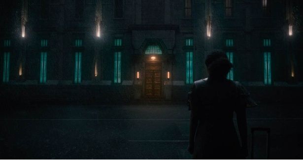 【写真を見る】不気味！セレブ御用達の高級マンション「バージル」をメイドが見上げているシーン [c]2026 Warner Bros. Ent. All rights reserved