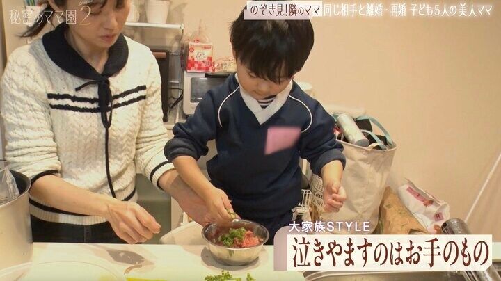 【写真・画像】5人兄弟大家族”の美人ママ（33）、ひき肉1.5kgを使った夕食を公開「美味しそう～！」末っ子4歳のお手伝いにも注目 2枚目