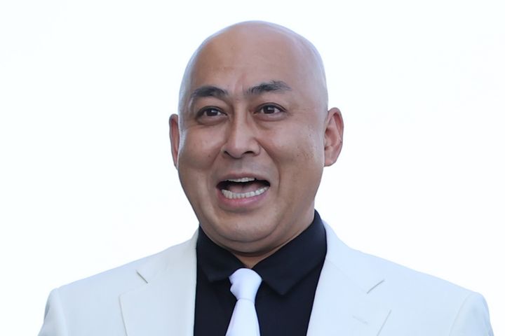 お笑いコンビ、錦鯉の長谷川雅紀さん（54）が3日、自身のXを更新。投稿では「こーんにーちわーー！！ おはようございます！！」とつづるとともに、自身の頭部に太陽の光が完璧に重なった「奇跡の1枚」を添えました。