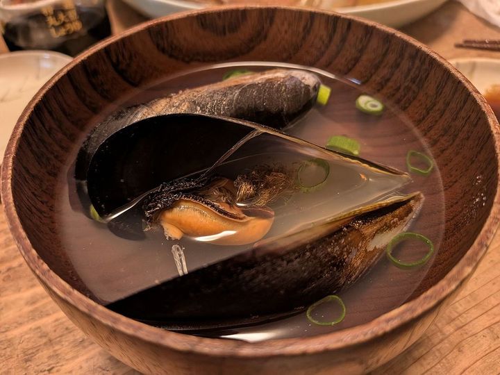 ムール貝のすまし汁。身よりもダシを味わうべき貝なのだと思い知りました