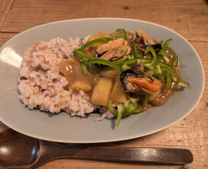 ムール貝のカレーは生のピーマンを添えるのがポイントです。青々しさがアジを引き締めてくれます