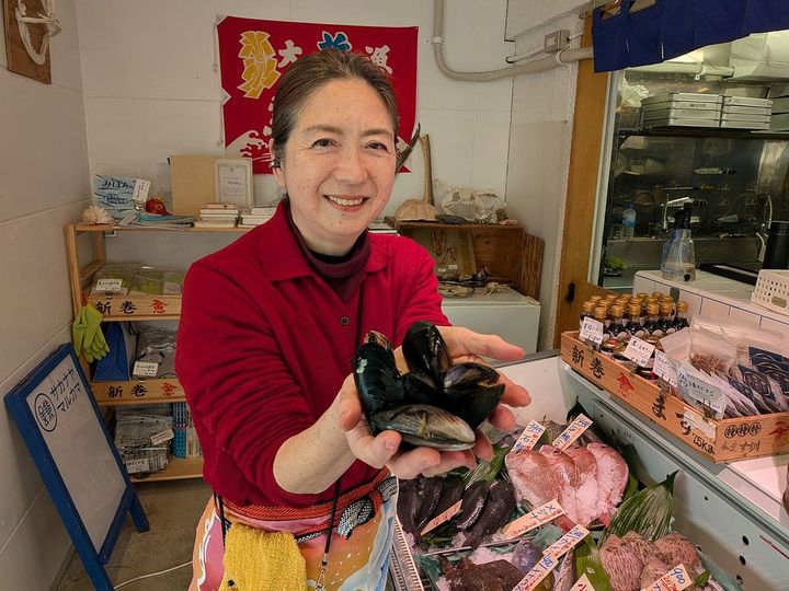 サカナヤマルカマを運営する「鎌倉さかなの協同販売所」代表の田島幸子さん。主婦目線での食べ方アドバイスもしてくれます