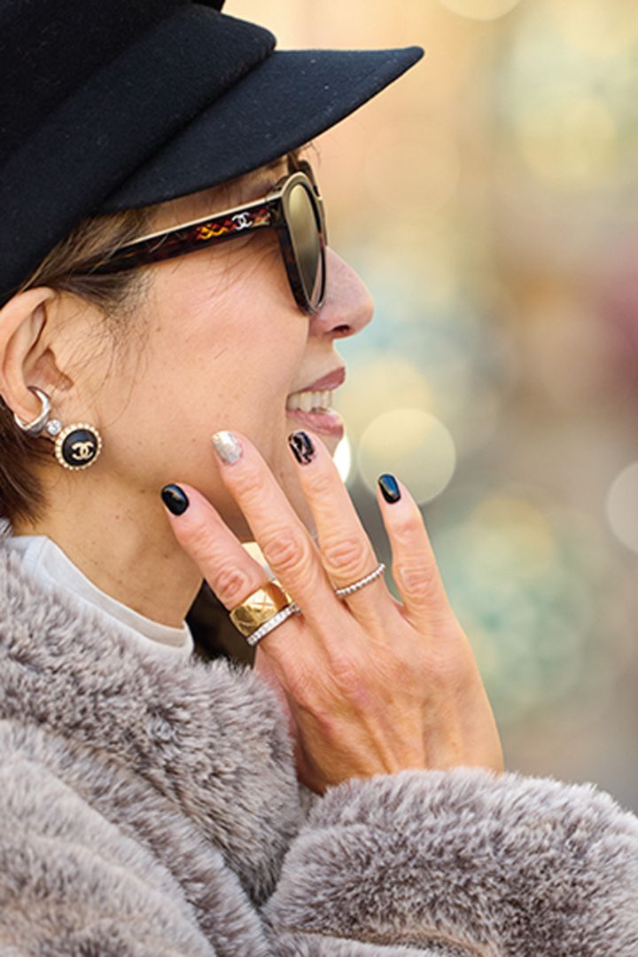 ジュエリーは重ねづけを楽しんでいます。耳元は『シャネル』『伊勢丹』。リングは『シャネル』『グラフ』です。