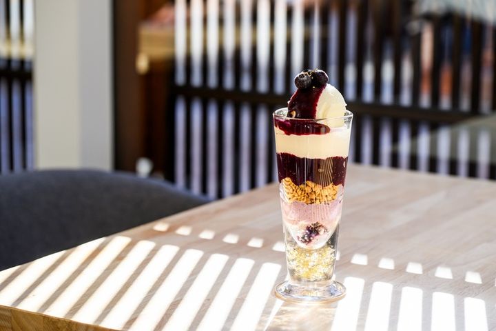 「はくのとパフェ 能登ブルーベリー（金箔入り）」1540円