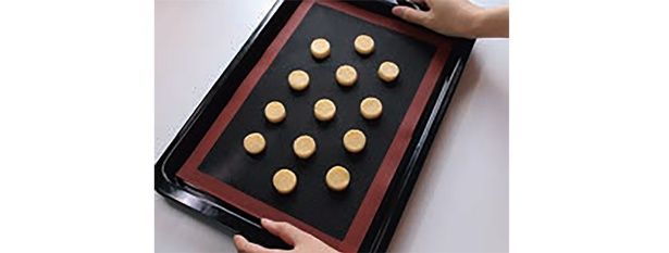 シルパンを敷いた天板に生地を並べる （C）きゅうり／KADOKAWA