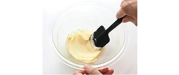 食塩不使用バター、粉糖を入れて練り混ぜる （C）きゅうり／KADOKAWA