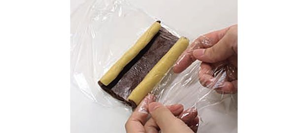 ラップごと持って折り畳むとひび割れしにくい （C）きゅうり／KADOKAWA