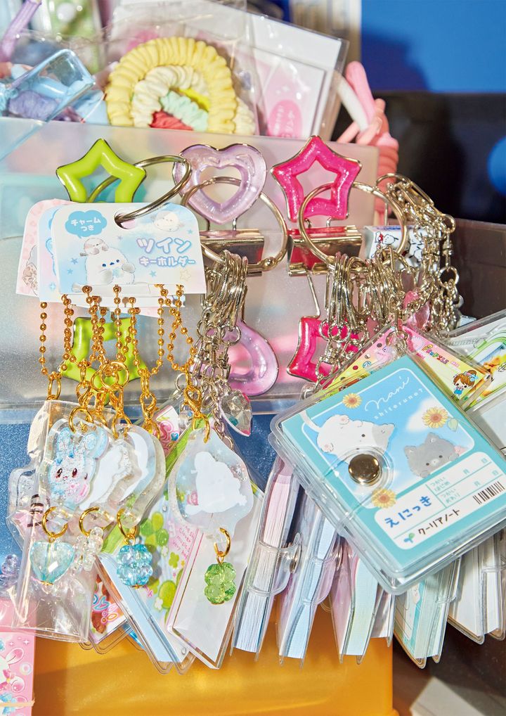 開発部と同じフロアに勤務するプランナーのデスクにも「かわいい」があふれている。