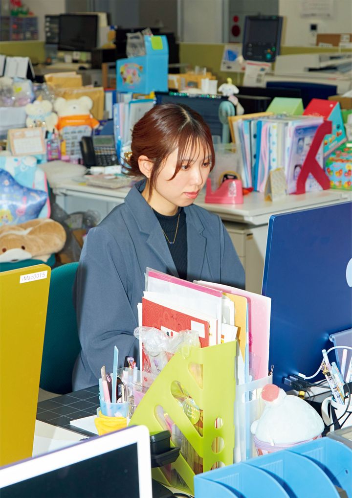大阪本社でデスクに向かう開発部所属のシールデザイナー、山﨑菜央。