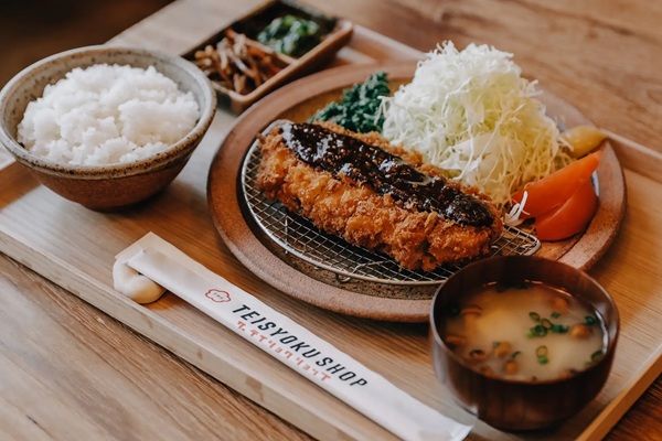 【東京都渋谷区】定食屋「THE TEISYOKU SHOP」が原宿内で移転・拡大！居酒屋やカフェとしても利用可能