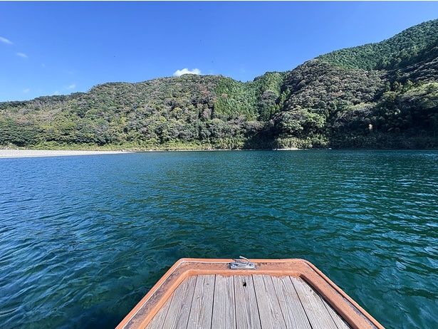 船首に立つと360度広がるパノラマを楽しむことができる！