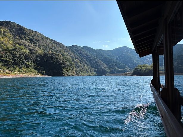 清流をより間近で眺めることができる屋形舟がおすすめ