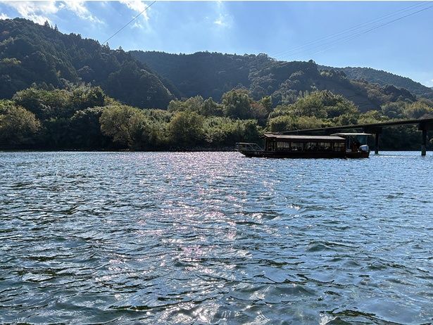 途中、別の屋形舟とすれ違った