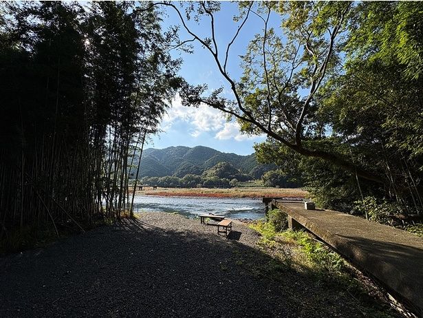 竹林を抜けた奥に川の流れが見えてくる