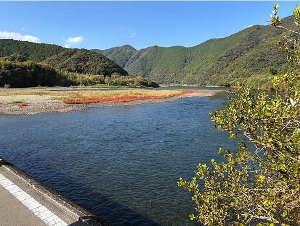 橋から眺める四万十川もまた美しい