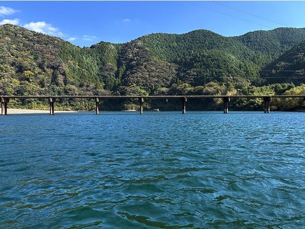 佐田沈下橋の一本上流に架かる三里沈下橋が見えてきた。屋形舟は橋の下を通過する