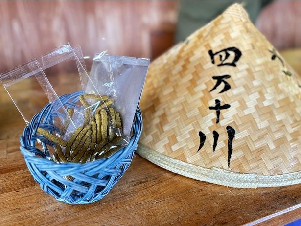 四万十の天然アユを使ったかりんとうと、青のりのかりんとう、どちらか好きなほうをおやつにもらえる