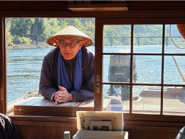 船頭の荒地さんはトーク上手。約50分の船旅も退屈させない