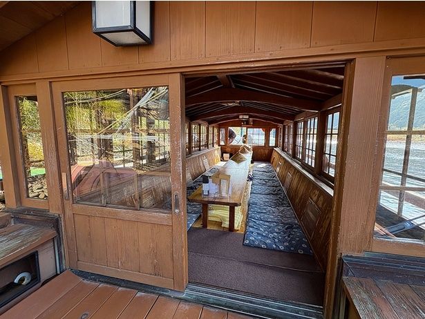 屋形舟の船内は座敷になっている。靴を脱いで乗船する