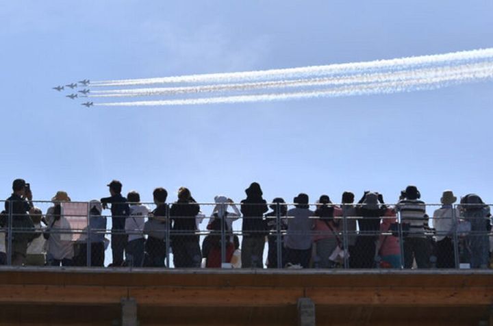 航空自衛隊のアクロバット飛行チーム「ブルーインパルス」が2026年度に実施する展示飛行のスケジュールが3日、公表されました。4月11日の熊本地震10年復興イベントでの展示飛行をはじめ、計22回の展示飛行を予定しているそうです。