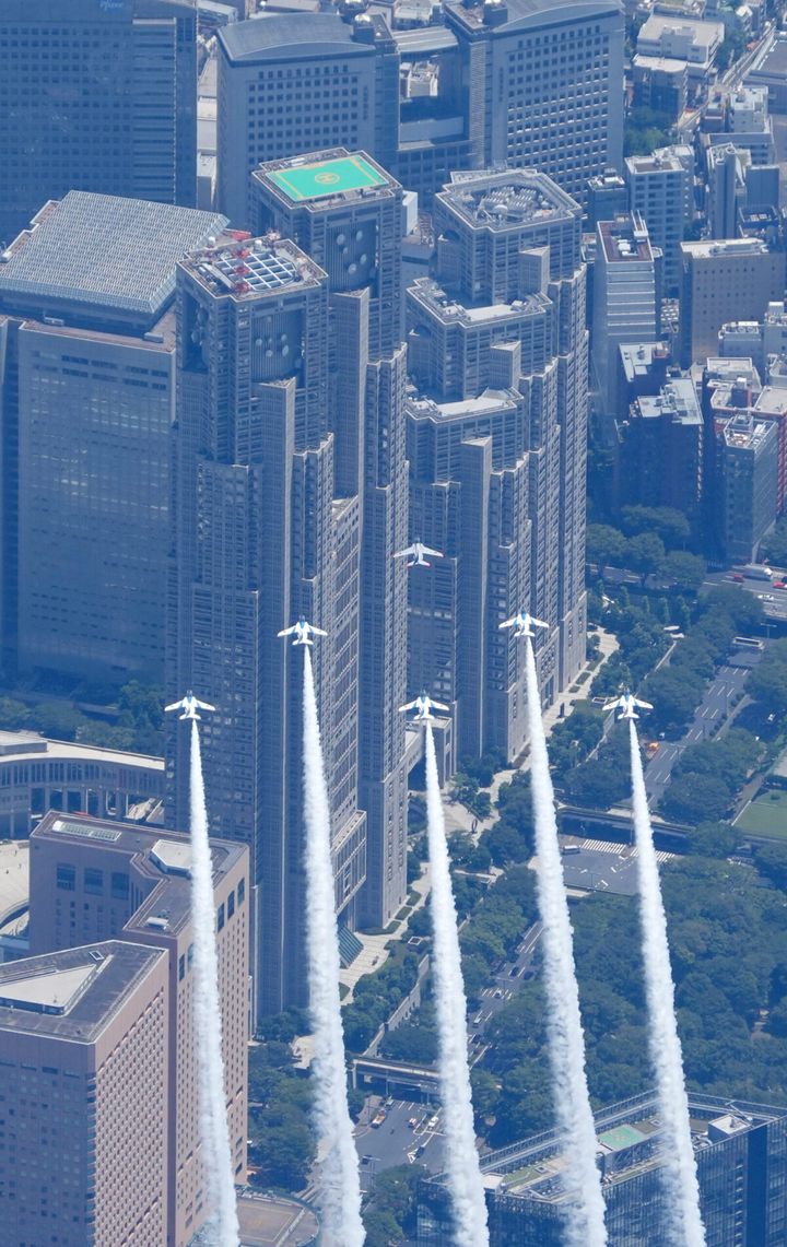 東京五輪開会式に合わせ、都心上空を飛行するブルーインパルス