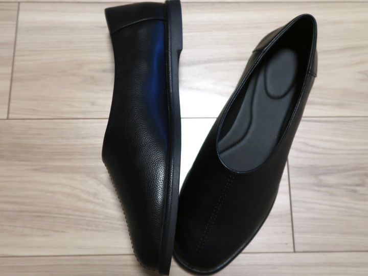 アウトソールは薄手ですがしっかり曲がるため、歩きにくさはありません