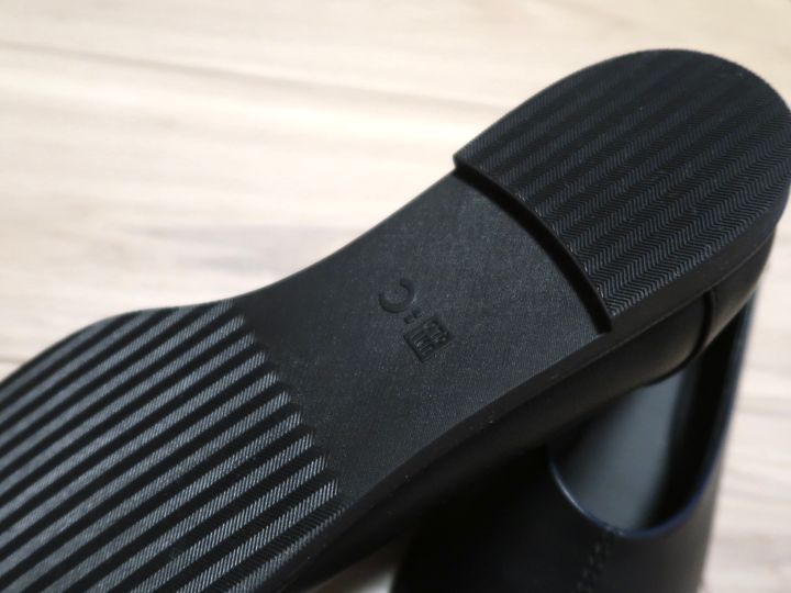 ロゴ入りのソール部分は全てフラットではなく、かかとが少し高くなっています