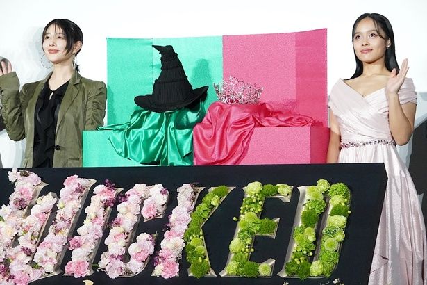 本作の制作も担当しているプロダクションチームが完全再現した、エルファバの帽子とグリンダのティアラが登場！