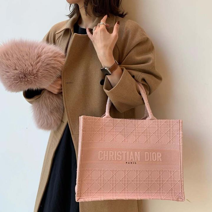 ディオールのピンクのバッグを持った女性