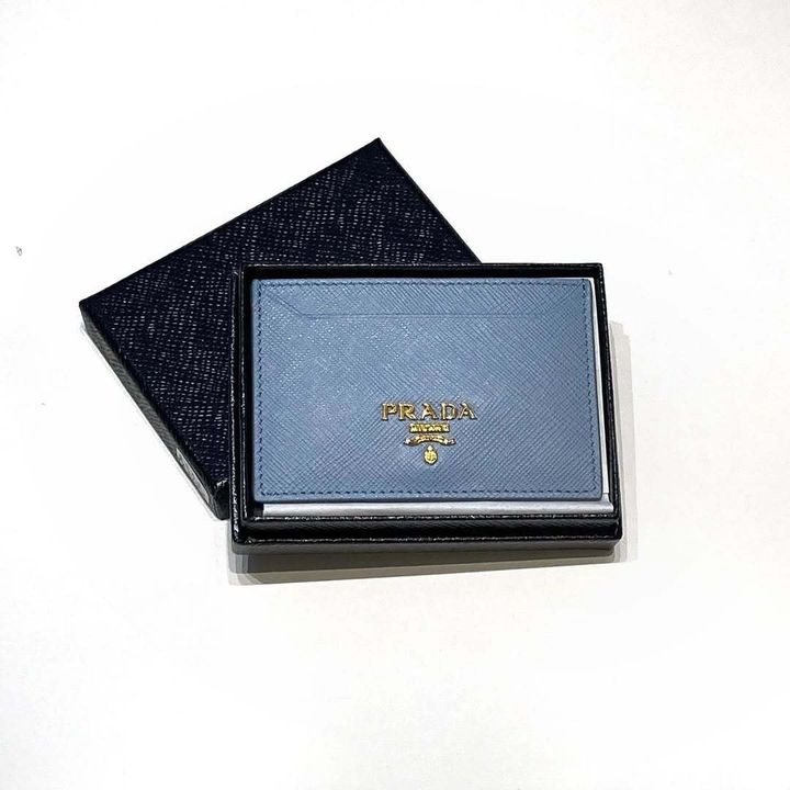 箱に入ったプラダのカードケース