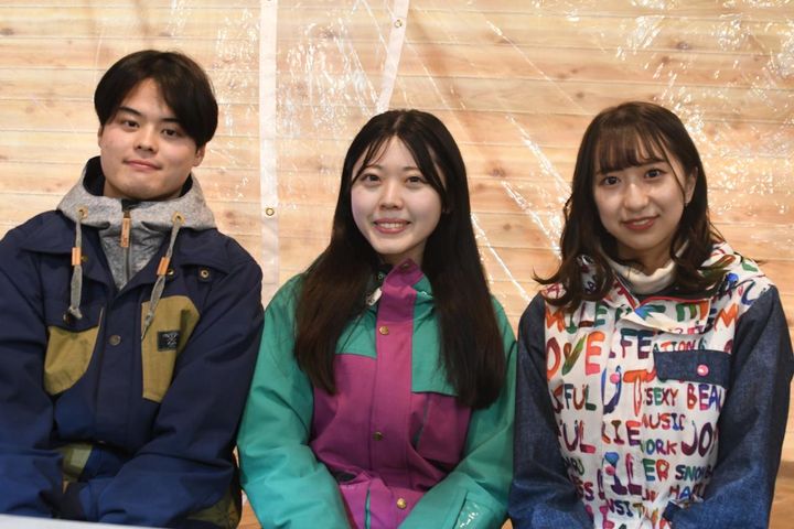 画像: インタビューに答えてくださった酒井ゼミの牛尾春和さん、松浦菜々香さん、小野寺在さん。（いずれも3年生） 筆者撮影