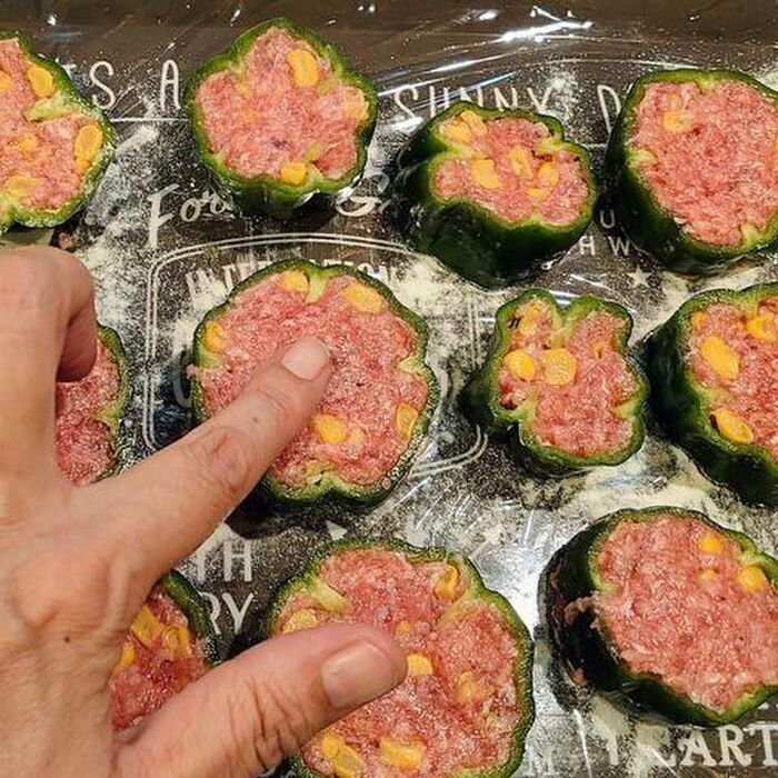 ピーマンの肉詰めは『縦半分に切りません』！こう切ると剥がれにくいんです♪